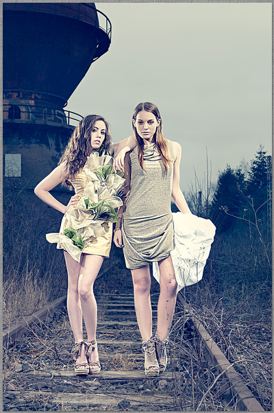 ﻿michelle schabach und lisa vloeberghs auf bahngleisen mit einem turm im Hintergrund geblitzt mit Yongnuo fotograf dirk schmitz aus trier mosel dirk schmitz