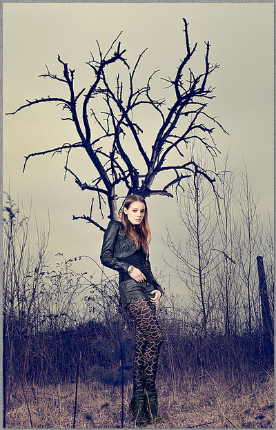 ﻿lisa vloeberghs als dunkler Engel vor einem Baum Strobist Variante dirk schmitz