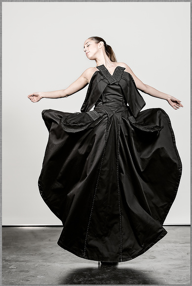 ﻿Ceeren Altan in einer dynamischen Pose im schwarzen Abendkleid von der Designerin Philine Schmidt aus dem zweiten Semester der Hochschule Trier Gestaltung. dirk schmitz