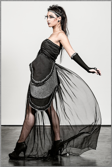 ﻿Ceeren Altan in einer dynamischen Pose im schwarzen Abendkleid von der Designerin Philine Schmidt aus dem zweiten Semester der Hochschule Trier Gestaltung. dirk schmitz